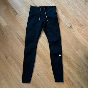 Black women’s Nike running leggings
